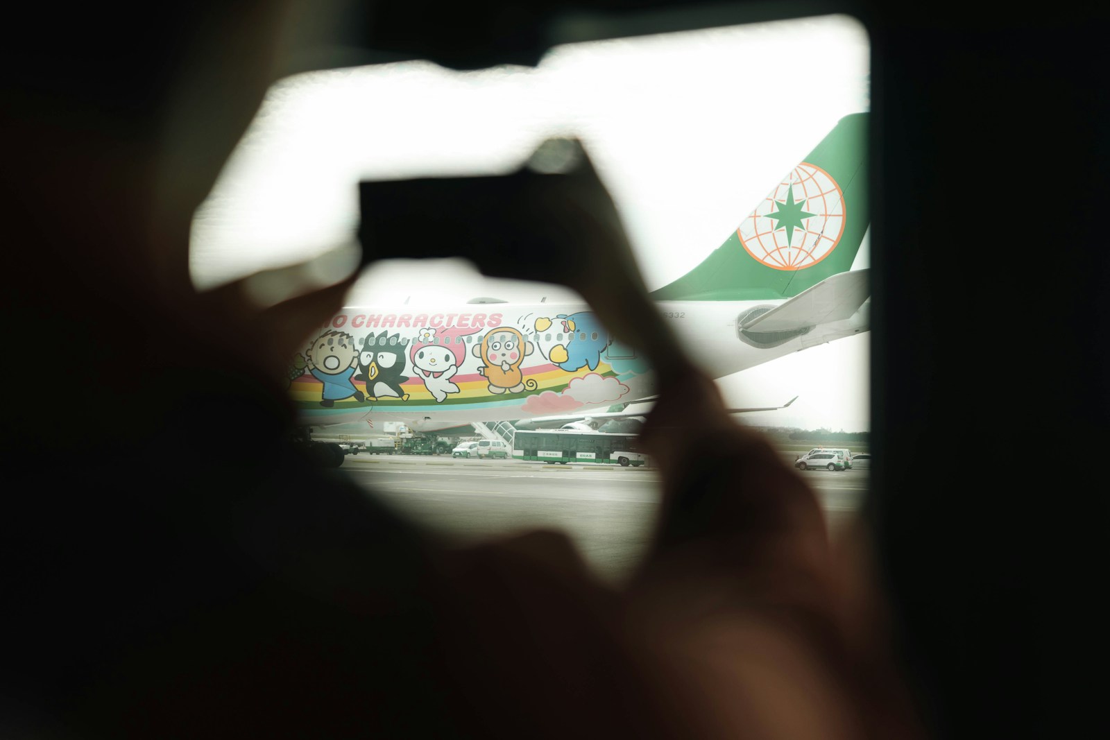 tour de negocios en españa emprendedor visitando local comercial calle con negocios españa inspeccion due diligence presencial mapa ruta de negocios