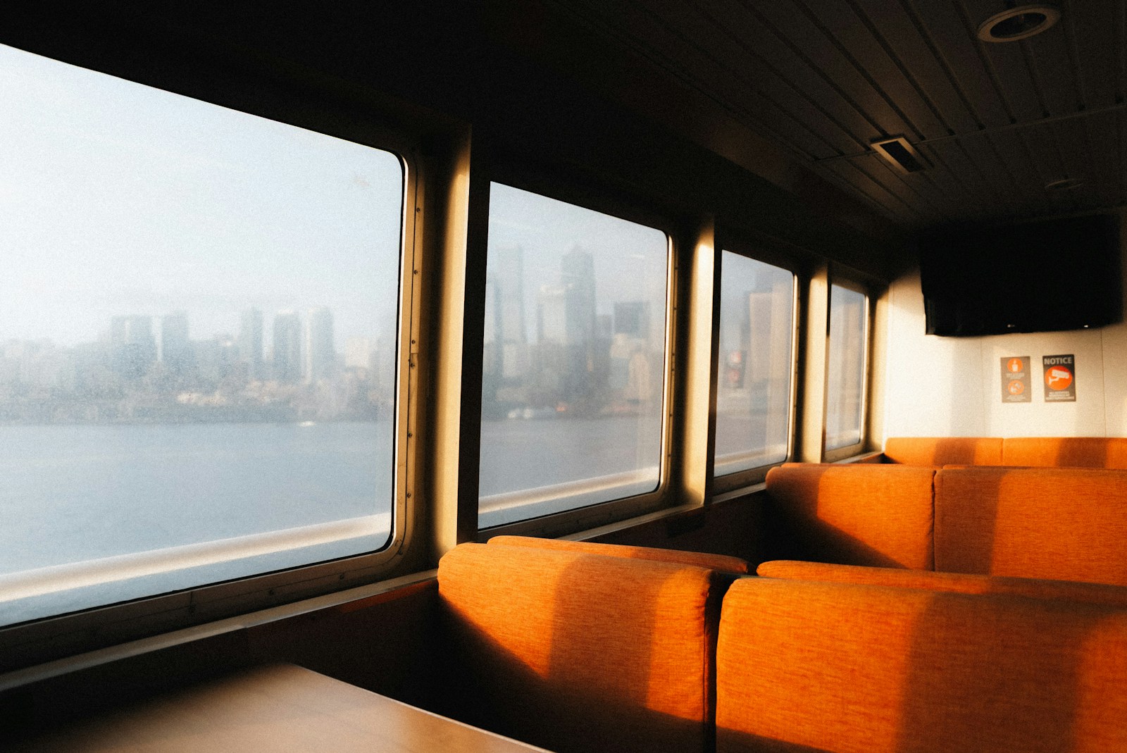 grafico sectores en auge españa 2025 persona analizando datos inversion españa clinica estetica moderna españa emprendedor en espacio coworking digital panel solar energia renovable restaurante innovador en barcelona