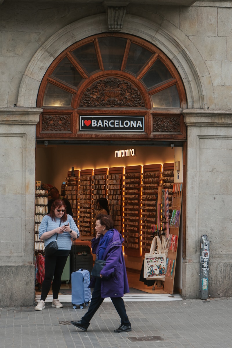 comprar negocios españa due diligence emprendedor revisando documentos negocio grafico de analisis financiero local comercial negocio rentable abogado asesorando compra empresa