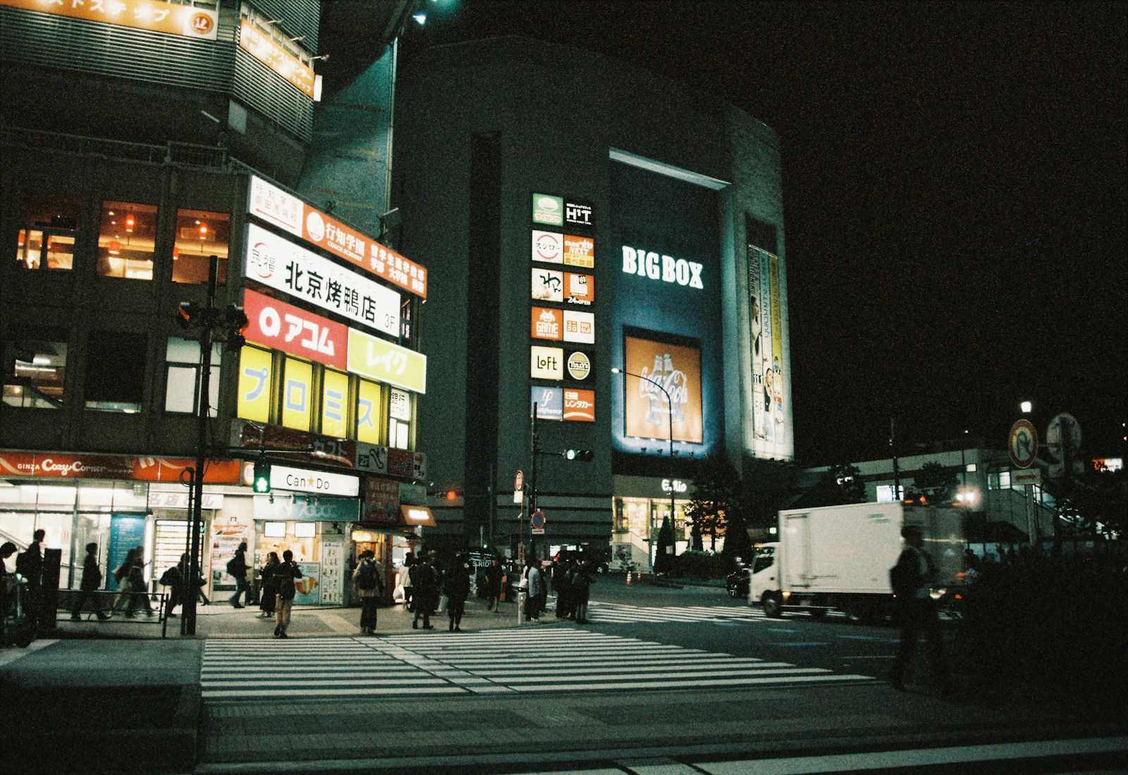 negocios rentables españa análisis de datos proceso due diligence compra negocios grafico de crecimiento sectorial españa documentos financieros negocio en venta equipo de asesores revisando contratos negocio pequeño rentable en españa