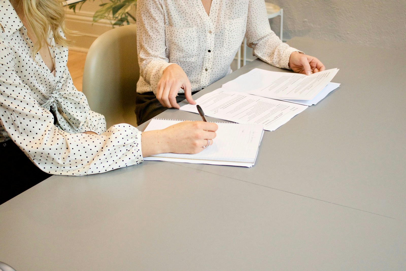 apostilla de la haya poder notarial, invertir en españa, negocios rentables en españa, due diligence, emprender en españa, franquicias rentables, negocios en españa 2026, gestión de negocios a distancia