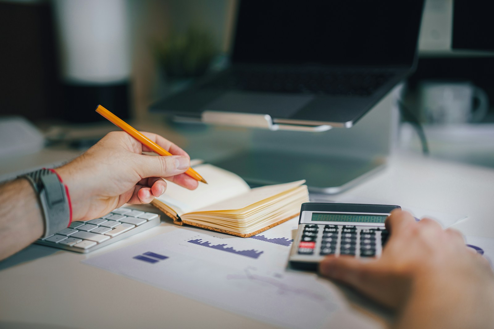 cuanto es el iva en españa servicios, invertir en españa, negocios rentables en españa, due diligence, iva servicios profesionales, emprender en españa, fiscalidad servicios 2026, franquicias rentables