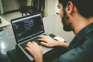 Nómada digital negocio, due diligence, invertir en España, negocios rentables en España, franquicias rentables en España, traspaso de negocios, emprender en España