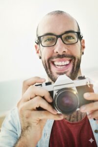 Fotógrafo profesional gestionando la fiscalidad de los derechos de imagen en España y la tributación de su marca personal para negocios rentables.