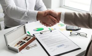 Inversores cerrando el traspaso de un negocio tras realizar una due diligence en España para evitar riesgos en 2026