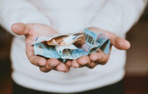transferir dinero a España, due diligence, invertir en España, franquicias rentables en España, traspaso de negocios, blanqueo de capitales, requisitos bancarios 2026, origen de fondos
