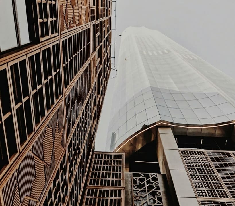 Edificios corporativos modernos que simbolizan las fusiones de empresas en España y la integración exitosa de negocios rentables 2026.