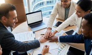 Profesionales cerrando un acuerdo de sinergias empresariales al comprar un negocio en España.