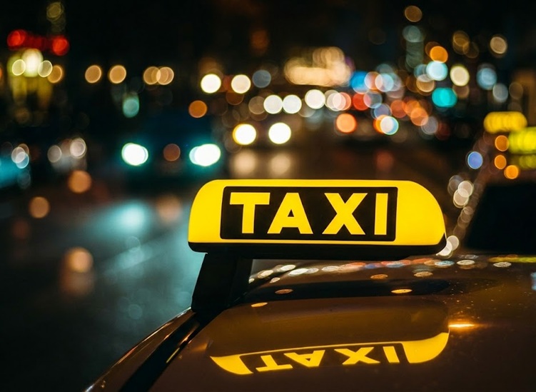 Cartel luminoso de un taxi de noche para ilustrar la guía de invertir en los taxi y comprar licencias de forma segura en España.