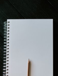 evaluar franquicias rentabilidad grafico costes ocultos franquicia emprendedor analizando contrato franquicia franquiciado feliz vs insatisfecho lupa sobre documentos financieros franquicia