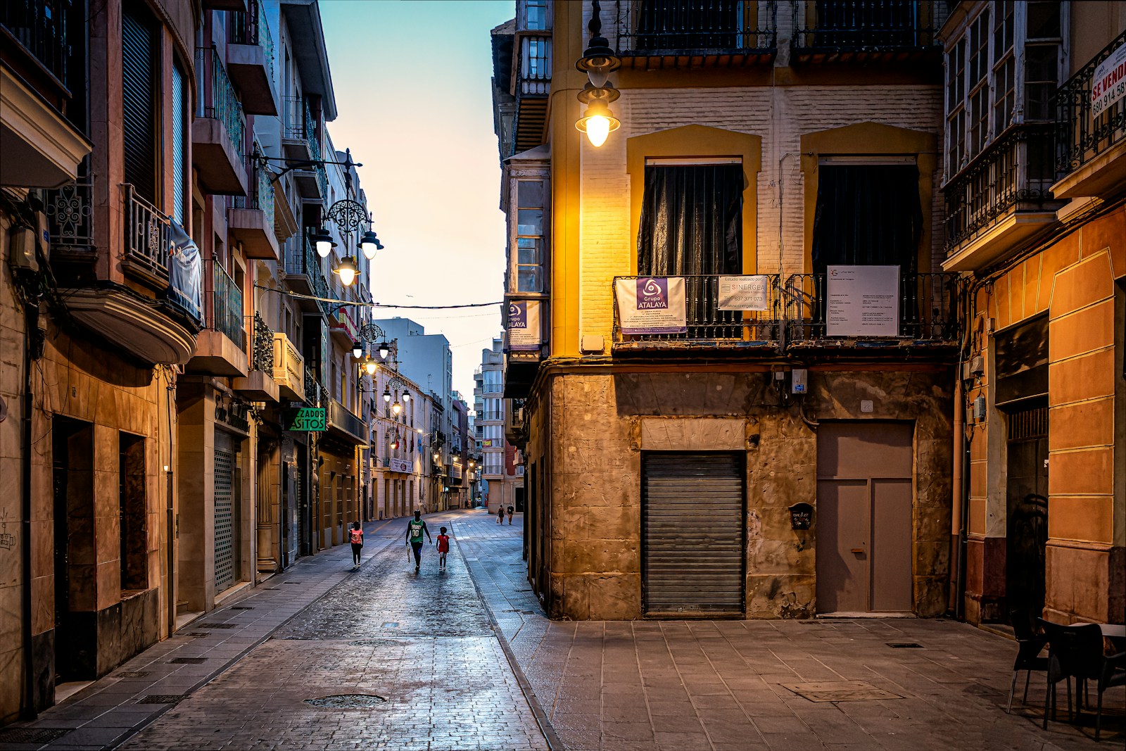 mapa de España con ciudades clave para emprender skyline madrid negocios distrito 22@ barcelona innovacion puerto de malaga con edificios modernos centro historico valencia negocios