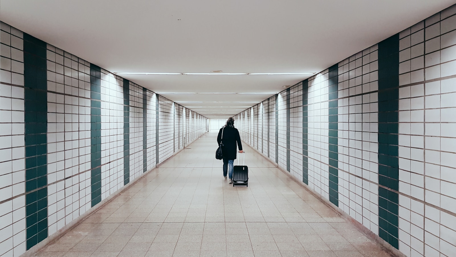 viajes de negocios a españa emprendedor visitando negocio en venta mapa de españa con ruta de negocios due diligence presencial local comercial negocios en españa oportunidades
