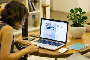 revisar due diligence en españa emprendedor analizando documentos financieros grafico de tendencias de mercado abogado revisando contrato de negocio due diligence inspeccion de local