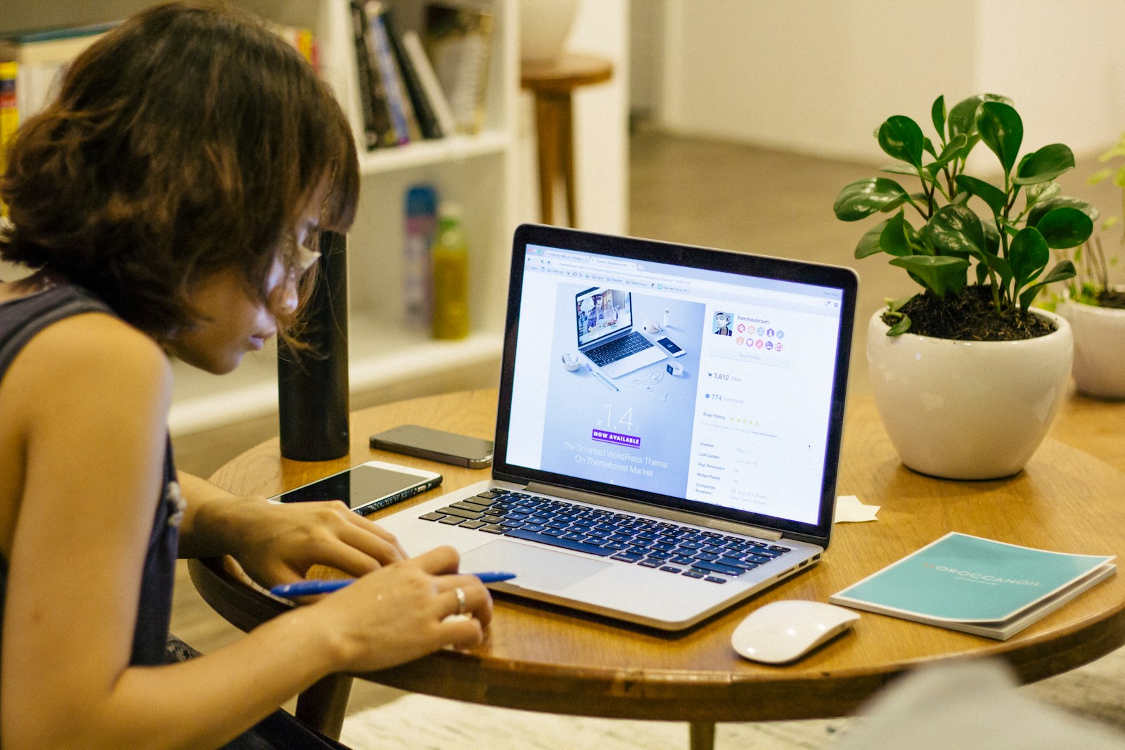 revisar due diligence en españa emprendedor analizando documentos financieros grafico de tendencias de mercado abogado revisando contrato de negocio due diligence inspeccion de local