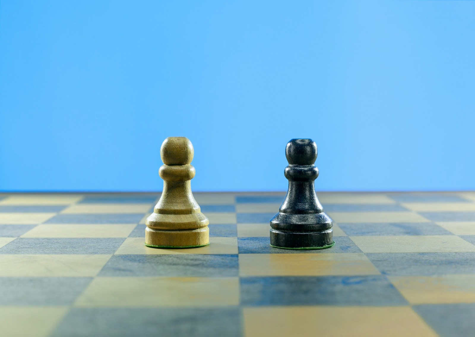 comparativa traspasos y franquicias españa negocio en traspaso listo para operar local comercial franquicia españa emprendedor analizando opciones de negocio grafico de ventajas de invertir