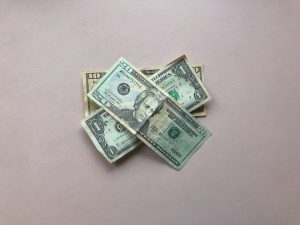 lupa sobre balance financiero negocio contrato de traspaso y llaves grafico de rentabilidad de negocio en traspaso persona investigando reputacion online negocio asesoria compra de negocio