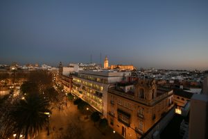 skyline valencia negocios giralda sevilla emprendimiento due diligence franquicia españa mapa valencia sevilla oportunidades emprendedor revisando contrato