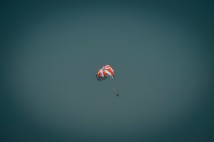 grafico sectores en declive españa negocio cerrando en españa persona analizando tendencias de mercado tienda tradicional obsoleta emprendedor tomando decision de inversion