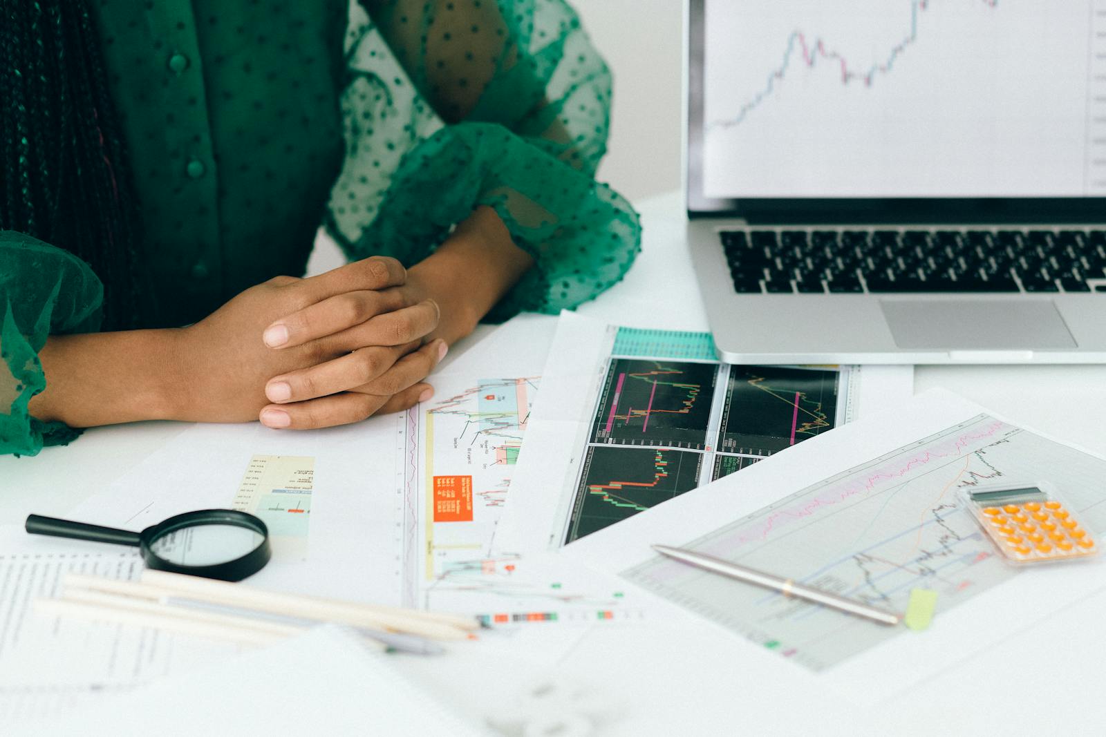 due diligence avanzada, due diligence financiera, qué es due diligence, comprar un negocio, análisis de riesgos, valoración de empresas, invertir en españa, M&A, auditoría de compra, inversión para extranjeros, negocios rentables