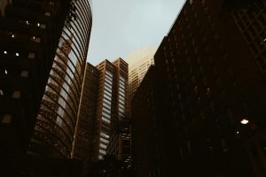 detectar estafas al comprar negocios emprendedor revisando documentos due diligence senales de alerta negocio en venta grafico de riesgos financieros asesoramiento legal compra de empresas