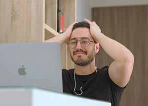 evaluar franquicias rentabilidad grafico costes ocultos franquicia emprendedor analizando contrato franquicia franquiciado feliz vs insatisfecho lupa sobre documentos financieros franquicia